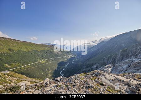 Une vue à couper le souffle capture une vallée de montagne verdoyante avec une rivière sinueuse qui la traverse. Banque D'Images