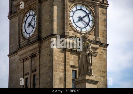 Statue de Dame de Justice et tour de l'horloge dans le conseil du district métropolitain de Wakefield Banque D'Images