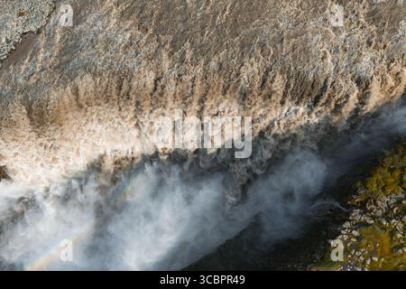 Vue aérienne de Dettifoss Waterfall avec Rainbow en Islande Banque D'Images