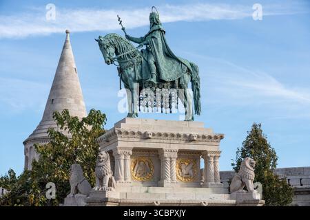 Majestueuse statue équestre du quartier du château Stephen Budapest, Hongrie, sous un ciel clair, symbolisant la fierté nationale, la culture et la religion. Banque D'Images