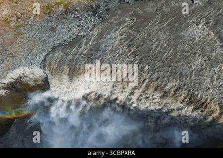 Vue aérienne de la cascade de Dettifoss avec brume et arc-en-ciel en Islande Banque D'Images