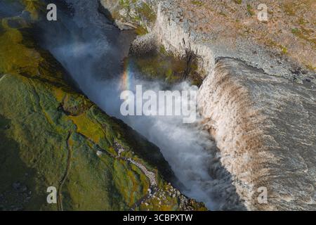 Vue aérienne de Dettifoss Waterfall avec Rainbow en Islande Banque D'Images