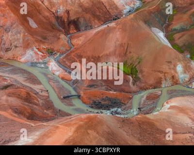 Vue aérienne des collines de Rhyolite multicolores de Kerlingarfjoll en Islande Banque D'Images
