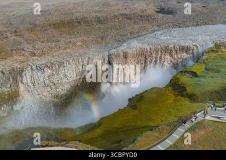 Vue aérienne de la cascade de Dettifoss avec Rainbow et Mossy terrain Banque D'Images