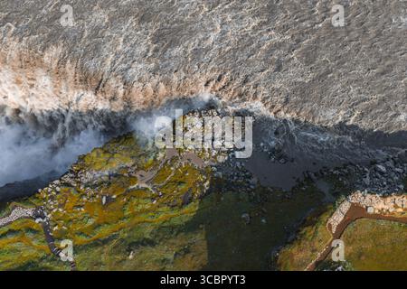 Vue aérienne de la cascade Dettifoss et du paysage environnant en Islande Banque D'Images