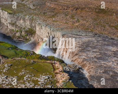 Vue aérienne de Dettifoss Waterfall avec Rainbow et visiteurs en Islande Banque D'Images