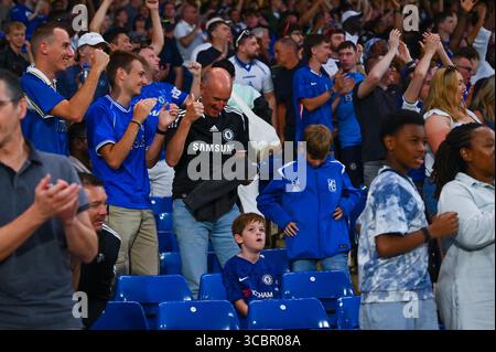 Londres, Royaume-Uni. 08 août 2025. Londres, Eangland, 08 août 2025 : les fans de Chelsea lors du match entre Chelsea et Bayer 04 Leverkusen dans un Club Friendly à Stamford Bridge, Londres, Angleterre le vendredi 8 août. (Yaroslav Dunka/SPP) crédit : SPP Sport Press photo. /Alamy Live News Banque D'Images