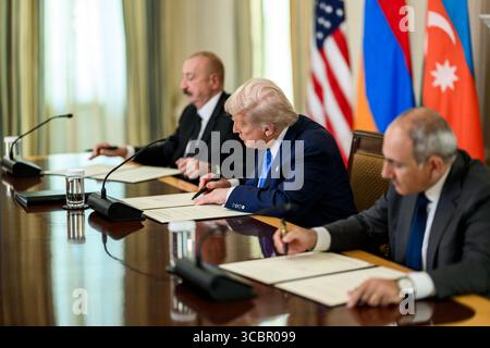 Le président Donald Trump signe une déclaration conjointe trilatérale avec le président Ilham Aliyev de l'Azerbaïdjan et le premier ministre Nikol Pashinyan de l'Arménie, vendredi 8 août 2025, dans la salle à manger de l'État. (Photo officielle de la Maison Blanche par Daniel Torok) Banque D'Images