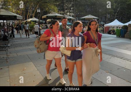New York, États-Unis. 08 août 2025. Les gens marchent dans Bryant Park, Manhattan, New York. Crédit : SOPA images Limited/Alamy Live News Banque D'Images