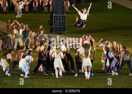 Pékin, Lettonie. 7 août 2025. Les participants se produisent lors d'un grand spectacle de danse folklorique 'The Song Dances. The Dance Sounds' à Riga, Lettonie, 7 août 2025. Credit : Edijs Palens/Xinhua/Alamy Live News Banque D'Images