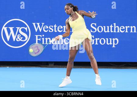 MASON, OH - 8 août : Alycia Parks (USA) retourne un tir de Barbora Krejcikova (non représenté) lors de la première manche de célibataires pour femmes à l'Open de Cincinnati 2025 au Lindner Family Tennis Center le 8 août 2025. Banque D'Images