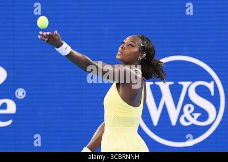 MASON, OH - 8 août : Alycia Parks (USA) sert à Barbora Krejcikova (non représenté) lors de la première ronde de célibataires pour femmes à l'Open de Cincinnati 2025 au Lindner Family Tennis Center le 8 août 2025. Banque D'Images