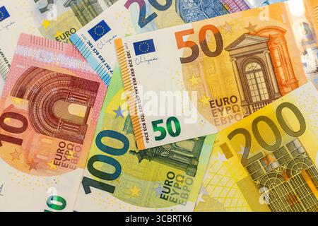 Billets assortis de devises en euros dans une mise en page superposée. Vue de dessus. Banque D'Images