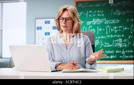 Educator in Virtual Math Conference utilise E-Learning Technology Online Banque D'Images