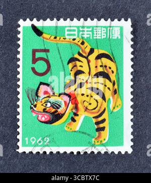 Timbre-poste imprimé par le Japon, qui montre les vœux du nouvel an : année du tigre, vers 1961. Banque D'Images