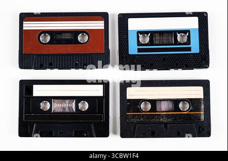 Quatre anciennes cassettes audio sur fond blanc gros plan Banque D'Images