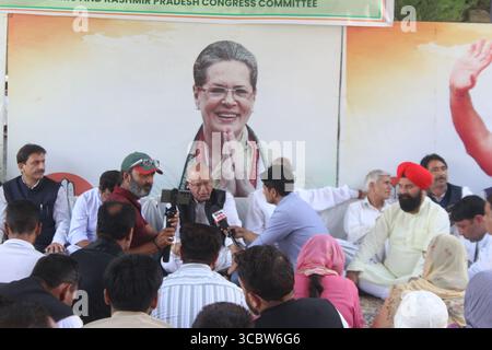 Les dirigeants et les travailleurs du Congrès J&K, dirigés par le président du Parti, sont en grève de la faim à leur siège de Srinagar le 9 août 2025, pour faire pression pour le rétablissement du statut d’État complet au Jammu-et-Cachemire. Banque D'Images