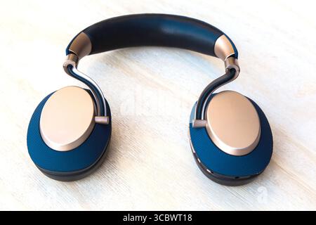 Casque sans fil Bowers et Wilkins sur fond blanc. Banque D'Images
