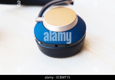 Casque sans fil Bowers et Wilkins sur fond blanc. Banque D'Images