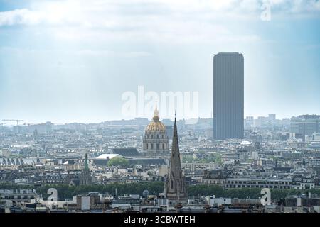 Paysage urbain de Paris avec Tour Montparnasse et les Invalides Banque D'Images