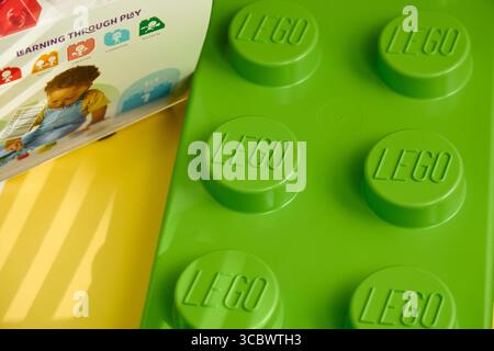 Tyumen, Russie-8 juillet 2025 : blocs de construction colorés Lego disposés dans un conteneur vert présentant une créativité sans fin Banque D'Images