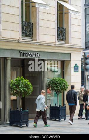 Paris, France. 15 mai 2025, piétons passant devant la Tiffany et le Co. Magasin à Paris Banque D'Images