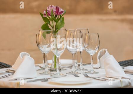 Restaurant typique européen sur le trottoir avec table élégante Banque D'Images