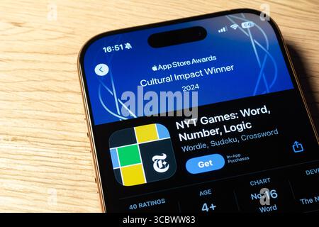 Ostrava, Tchéquie - 26 février 2025 : App Store avec l'application mobile NYT Games à installer sur l'appareil iOS Banque D'Images