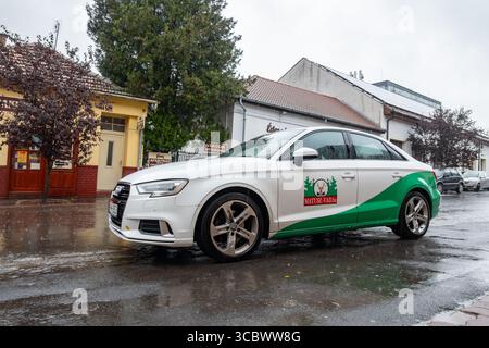 Tokaj, Hongrie - 27 octobre 2023 : Audi A3 III (8V) berline de la société Matusz Vad garée dans la rue Banque D'Images