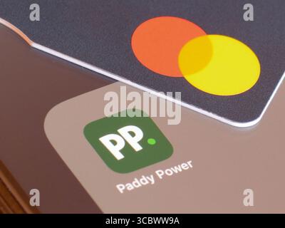Paddy Power application de jeu sur l'écran de smartphone avec carte de débit Mastercard pour déposer de l'argent Banque D'Images