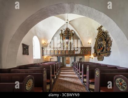 Bancs et orgue à l'intérieur gothique avec des détails décoratifs, église du XIVe siècle, vieille ville, Ringkobing, fjord de Ringkobing, Danemark Banque D'Images