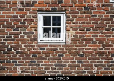 Gros plan d'un mur de briques avec une petite fenêtre blanche, vieille ville, Ringkobing, fjord de Ringkobing, Danemark Banque D'Images