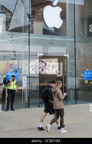 Bristol, Royaume-Uni. 9 août 2025. Dernier jour de trading à l'Apple Store Bristol centre-ville. Apple ferme le magasin parce que l'emplacement doit être réaménagé. Crédit : JMF News/Alamy Live News Banque D'Images
