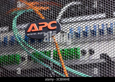 Moscou, Russie - 19 février 2021 : armoire rack pour serveurs APC dans le datacenter. Banque D'Images