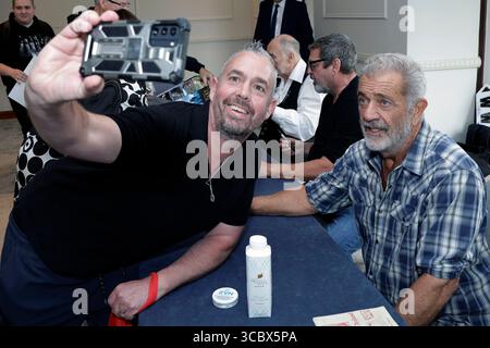 L'acteur Mel Gibson pose pour un selfie avec Adam Walker, de Dublin, alors qu'il signe des affiches en faveur de l'Irish Equity support Fund, dans le cadre du King John's Summer Prom Festival qui marque les 30 ans du tournage de Braveheart en Irlande, au Trim Castle Hotel, Co Meath. Date de la photo : samedi 9 août 2025. Banque D'Images