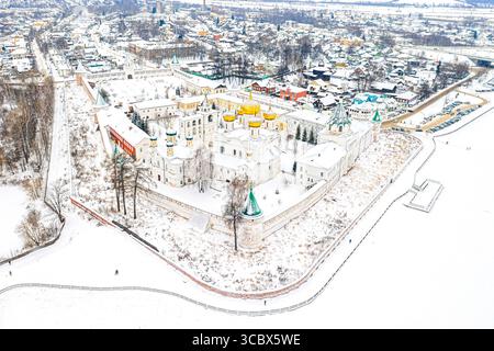 Vue aérienne par drone du monastère orthodoxe de Sainte Trinité Ipatievski pendant l'hiver à Kostroma, Russie. Ancienne ville touristique de l'anneau d'Or Banque D'Images
