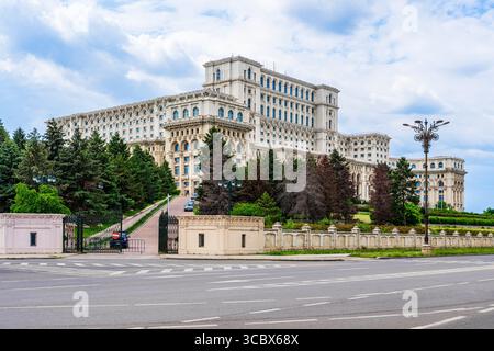 Bucarest, Roumanie : Palais du Parlement ou Maison du peuple construit pendant le régime Nicolae Ceausescu comme deuxième plus grand bâtiment dans le monde Banque D'Images