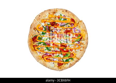 Pizza mexicaine savoureuse fraîche isolée sur fond blanc. Pizza au poulet, saucisses épicées au chorizo, sauce burger, poivrons, oignon rouge, tomates, m Banque D'Images