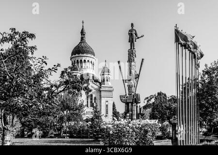 La cathédrale orthodoxe et la statue d'Avram Iancu à Cluj Napoca, Transylvanie, Roumanie, cathédrale de la Dormition du Theotokos ou Dormition Banque D'Images