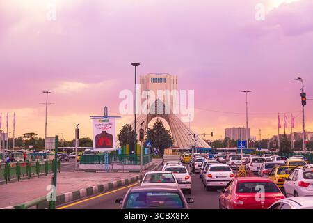 Téhéran, Iran - avril 2023 : vue de la Tour Azadi Tour de la liberté à Téhéran, Iran pendant le coucher du soleil. Banque D'Images
