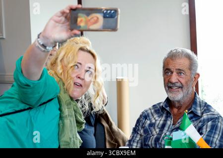 L'acteur Mel Gibson pose pour un selfie avec Antoinette Dillon, de Finglas, Dublin, alors qu'il signe des affiches pour l'aide de l'Irish Equity support Fund, dans le cadre du King John's Summer Prom Festival qui marque les 30 ans du tournage de Braveheart en Irlande, au Trim Castle Hotel, Co Meath. Date de la photo : samedi 9 août 2025. Banque D'Images