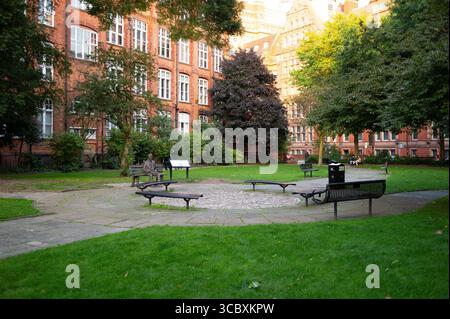 Madrid, Espagne. 05 août 2025. Vue du mémorial Alan Turing. Le mémorial Alan Turing, situé dans les jardins de Sackville à Manchester, le 5 août 2025, en Angleterre, est une sculpture en mémoire d'Alan Turing, un pionnier de l'informatique moderne (photo d'Oscar Gonzalez/Sipa USA) crédit : Sipa USA/Alamy Live News Banque D'Images
