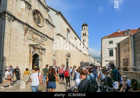 Dubrovnik, Croatie. 09 août 2025. Une foule de touristes se promène le long de la rue Stradun, l’artère principale de la vieille ville fortifiée de Dubrovnik. Depuis 2017, la ville la plus célèbre de Croatie, également connue pour sa réputation de « ville la plus surpeuplée du monde », a mis en œuvre de nombreuses mesures pour faire face à l'afflux touristique, y compris des efforts pour organiser les flux de visiteurs en étalant les créneaux horaires de visite pour les principaux types de tourisme : les passagers de bateaux de croisière, les groupes de voyages en autocar et les touristes séjournant dans les logements de la ville. Crédit : Kevin Izorce/Alamy Live News Banque D'Images