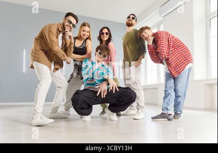 Cool hip hop danseur homme, groupe de personnes dansant activement dansant à l'intérieur, se déplaçant posant en studio Banque D'Images