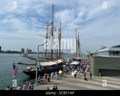 Les visiteurs ont la chance de voir les grands voiliers qui accostent à l'Administration portuaire de Détroit en août 2025 pour la première fois en vingt ans. Banque D'Images