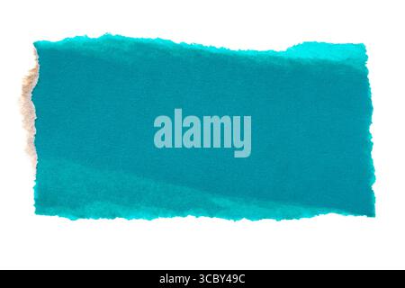 Papier déchiré bleu turquoise déchiré bords morceau isolé sur fond blanc. Pièce en carton bleu. Banque D'Images