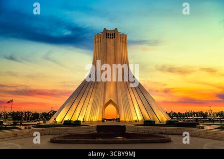 Vue sur le coucher du soleil de la Tour Azadi Freedom Tower à Téhéran, Iran. Banque D'Images