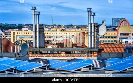 Panneaux solaires et bouches de climatisation sur le toit de l'immeuble - Saint-Gilles, Bruxelles, Belgique. Banque D'Images