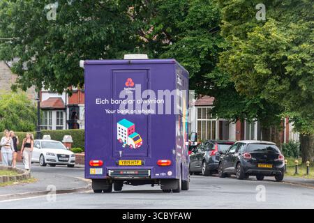 NatWest Cymru van, votre banque sur roues, banque mobile conduisant à travers Caerphilly dans le sud du pays de Galles, Royaume-Uni Banque D'Images