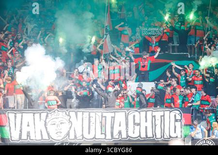 Nimègue, pays-Bas. 09 août 2025. NIMÈGUE, PAYS-BAS - 9 AOÛT : fans de NEC acclamant et utilisant des feux d'artifice lors du match néerlandais Eredivisie entre NEC et Excelsior au Goffertstadion le 9 août 2025 à Nimègue, pays-Bas. (Photo de Broer van den Boom/Orange Pictures) crédit : Orange pics BV/Alamy Live News Banque D'Images